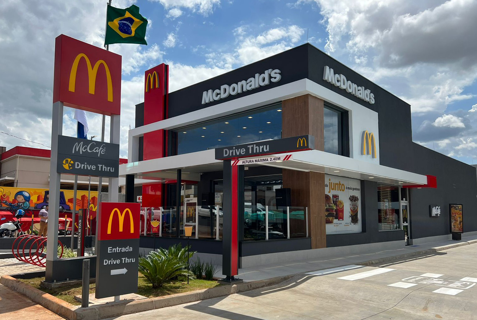 Inicie a Sua Jornada: Faça Parte da Família McDonald's!